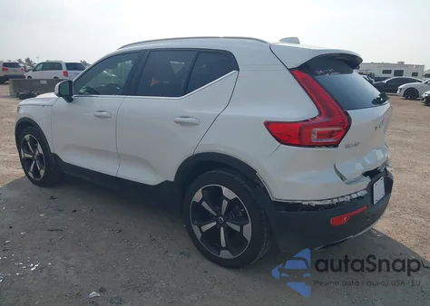 2019 Volvo Xc40 T5 Inscription z USA, uszkodzony, nr VIN YV4162UL2K2055797